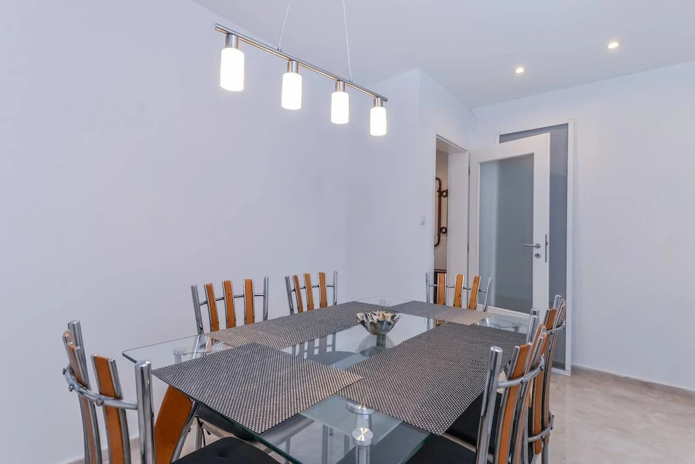 FM Deluxe 2-BDR Apartment - Simplisico