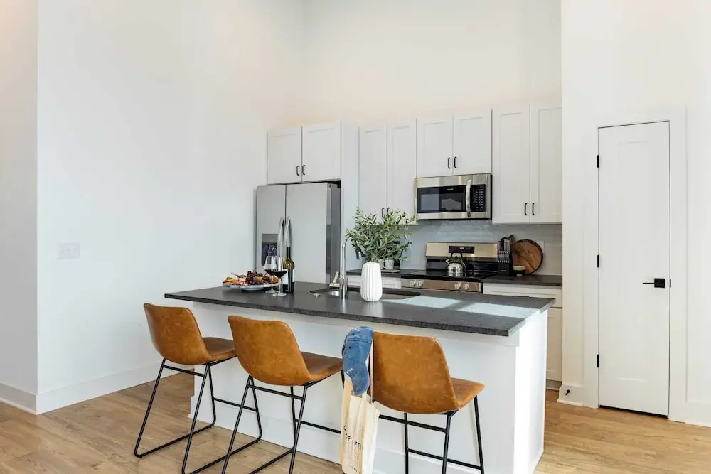 New Build Sleeps 12, 2 Condos, Modern Design Near Downtown Nashville