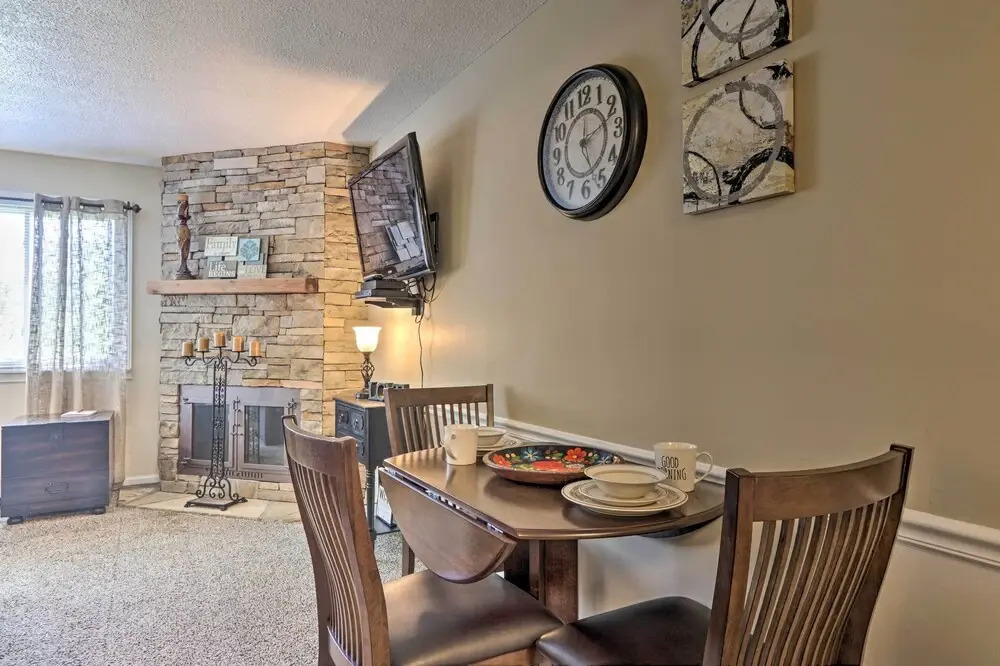 Condo w/ Pool & Grill Access ~ 4 Mi to Gatlinburg!