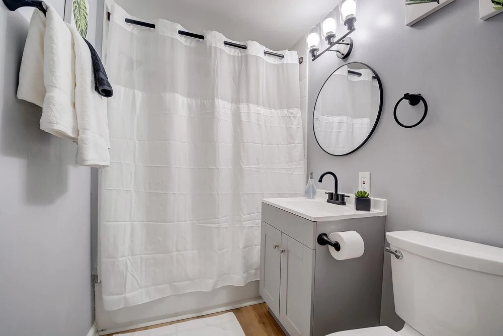 Frontdesk 2 BR House Near Cardinal Stadium