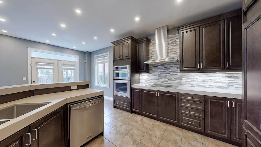Spacious Family Haven: Modern 4-bedroom Luxury Home