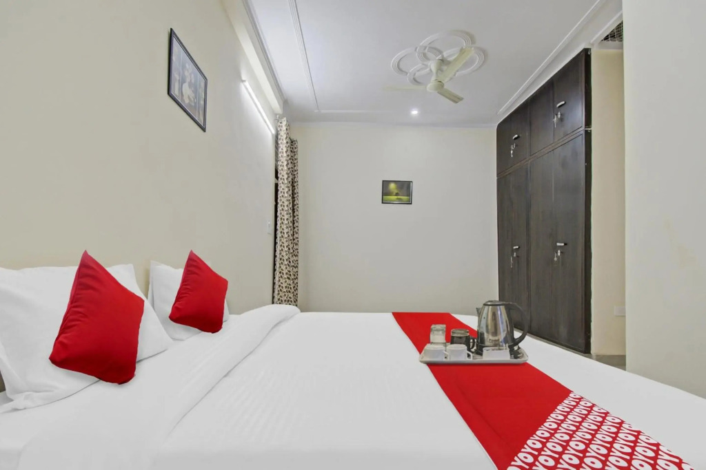 OYO Flagship 70066 Hotel Green Apple