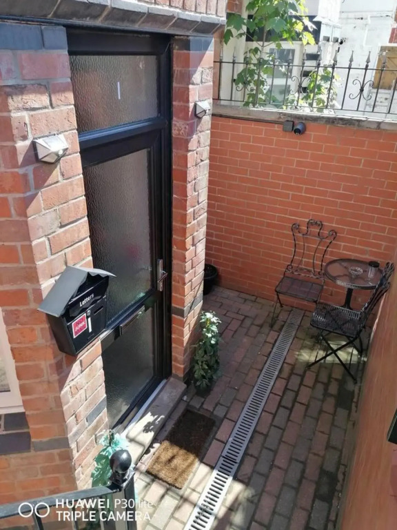 Beach Apartment - Sleeps 4, Garden & Parking