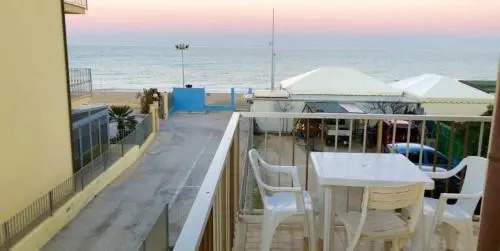 M223 - Marcelli, Trilocale in Centro E Fronte Mare