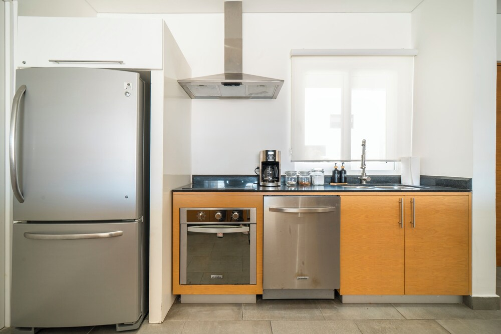 3 BR Condo with Rooftop Pool - Love 203