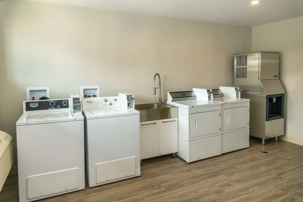 Econo Lodge Inn & Suites