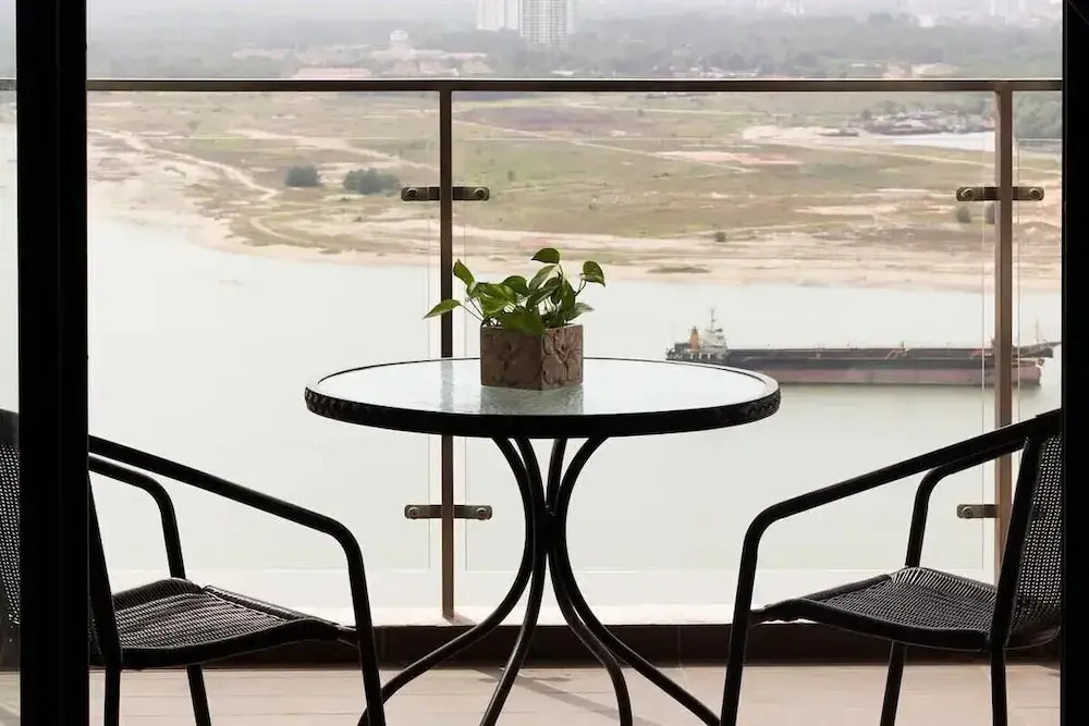 High-floor 2BR Suite, Water Views, Free Parking