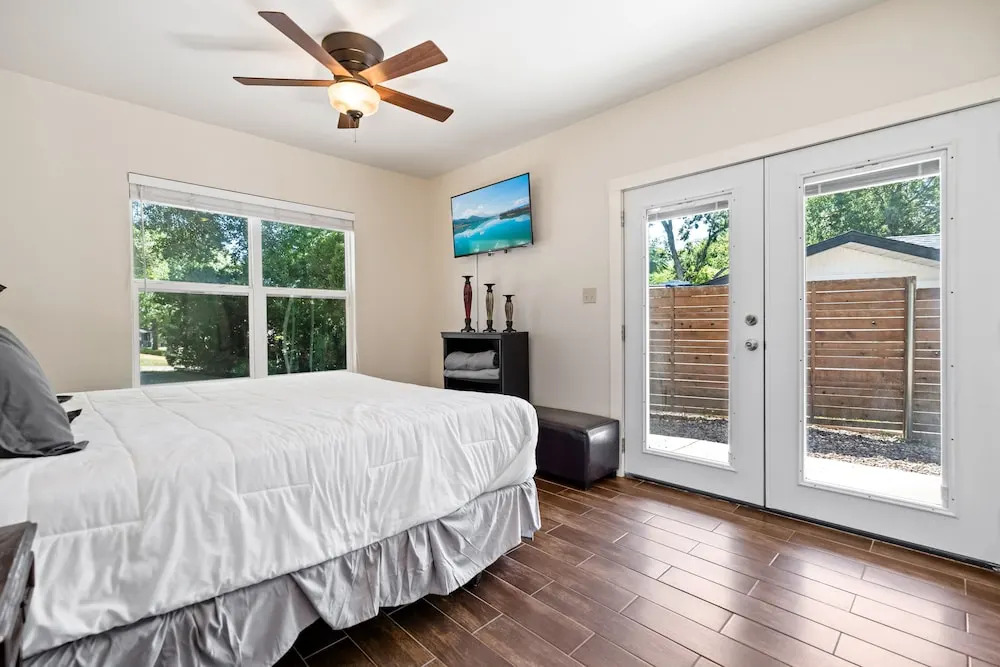 Screened-in Porch Walkable to Soco