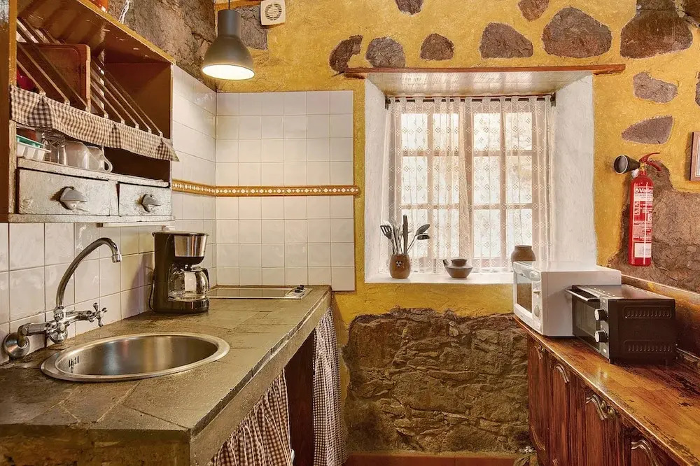 House Sleeps6-parking-garden-pool in Summer-pet