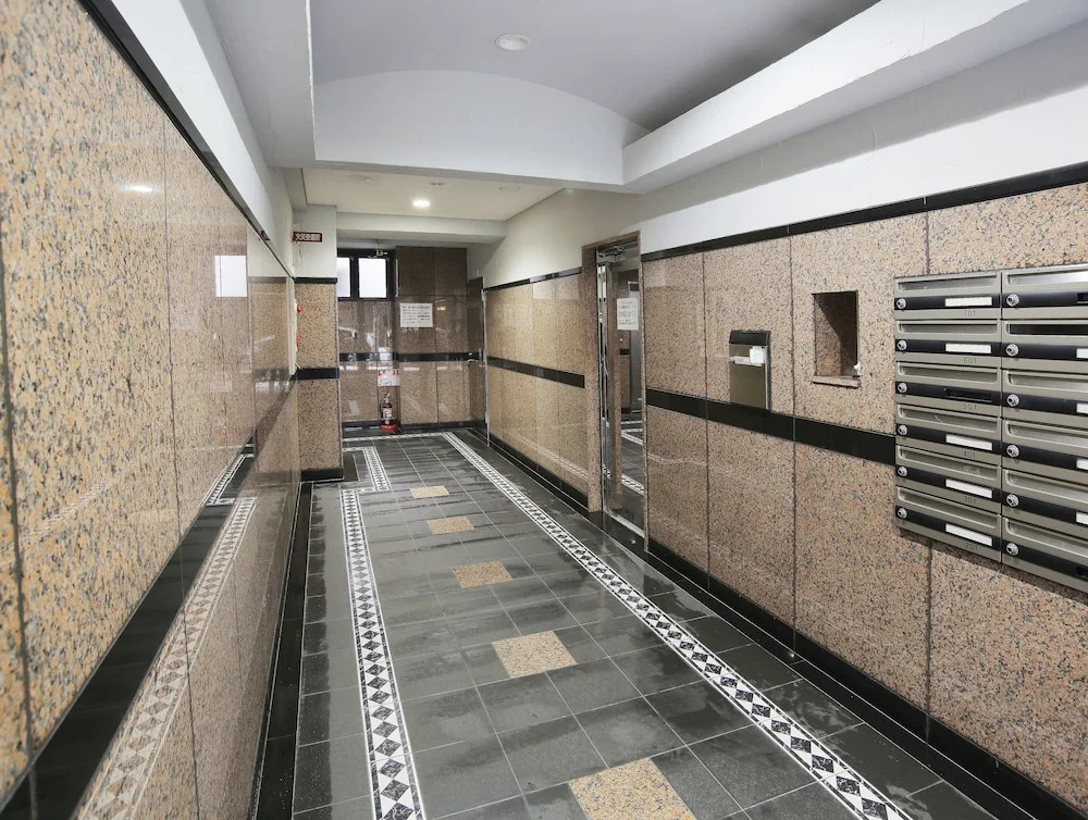 Grand Court Namba 305