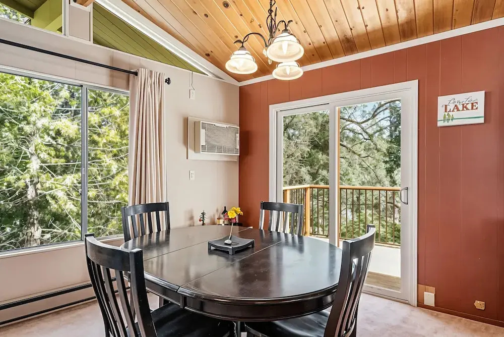 The Cozy Cabin - 2-level Home With Spacious Yard 4 Bedroom Home