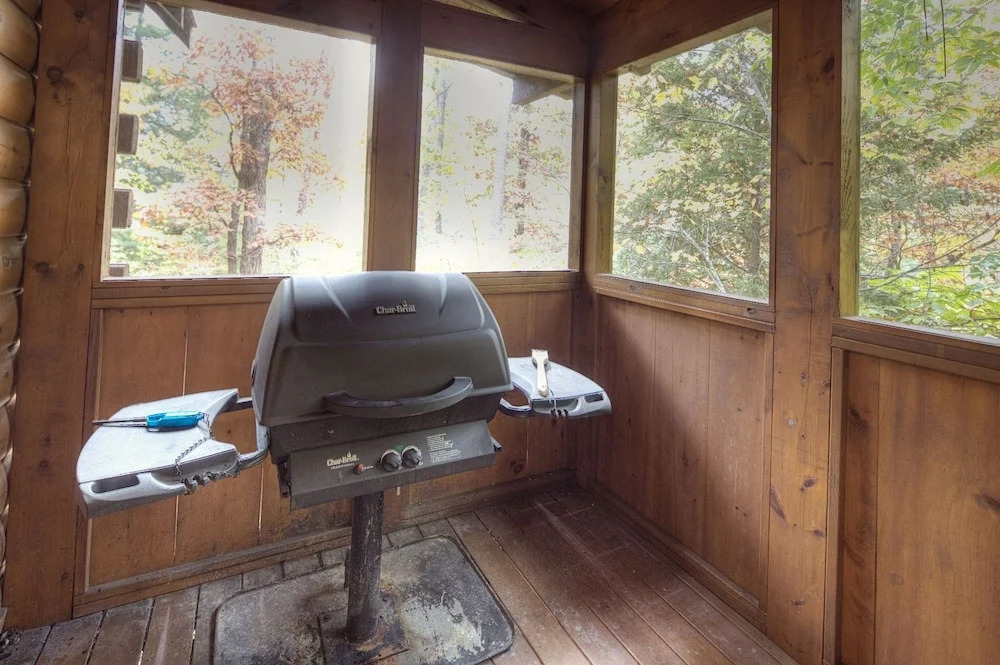 Er91 - Eagle's Beauty - Great Location - Close To All The Action! 2 Bedroom Cabin by RedAwning