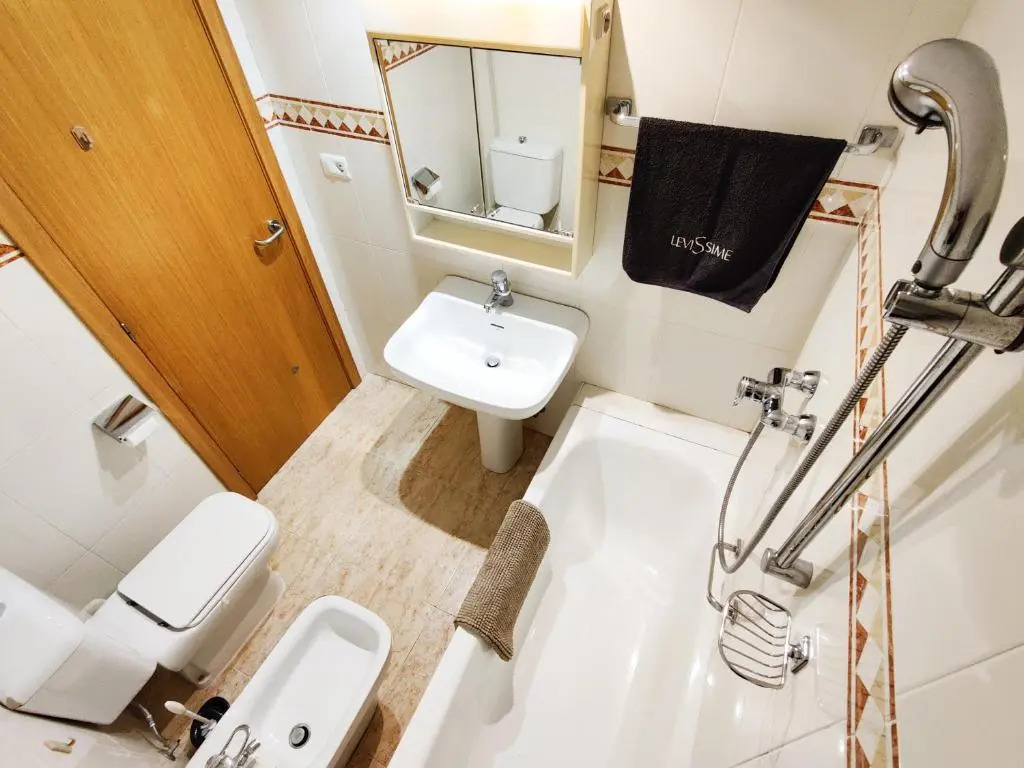 <1 Min Beach, Sea Views, AC, Wifi, Pool, 3xTennis
