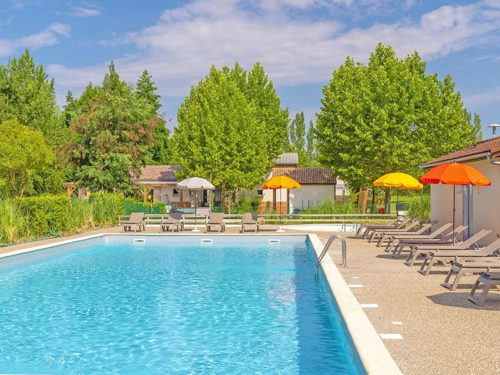 Cosy Cabin by the River for 6 Guests