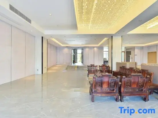 Taiying International Grand Hotel (Dongxing City High-Speed Railway Station Erqiao Port)