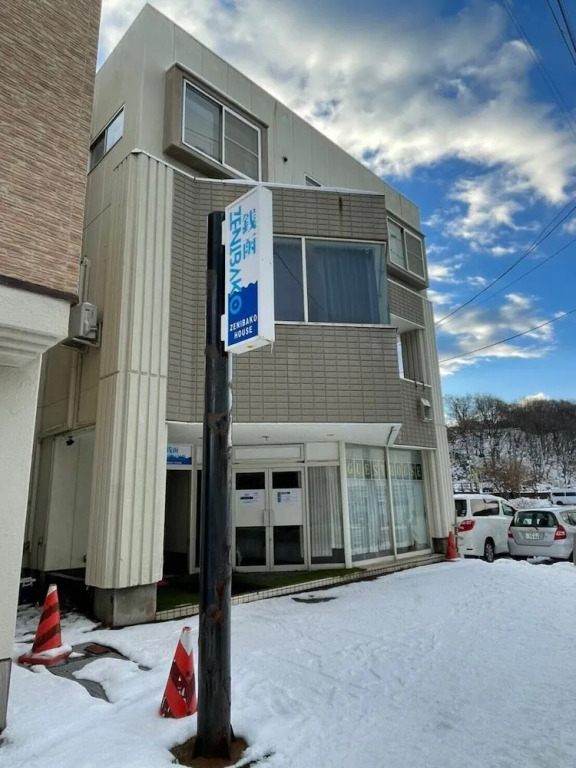 Zenibako House 1F