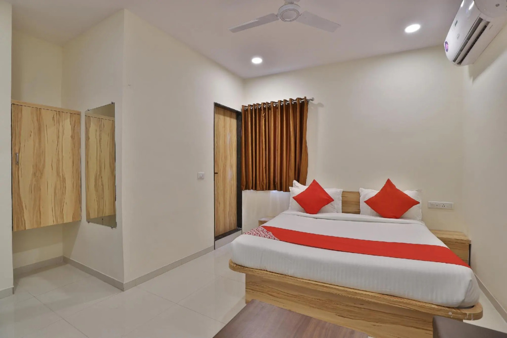 OYO 42957 Hotel Radhanand