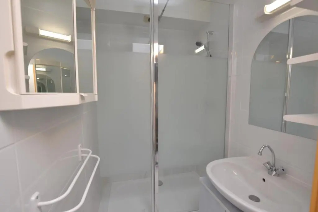 T2 Cabine avec garage 6 couchages proche plage avec 2 piscines