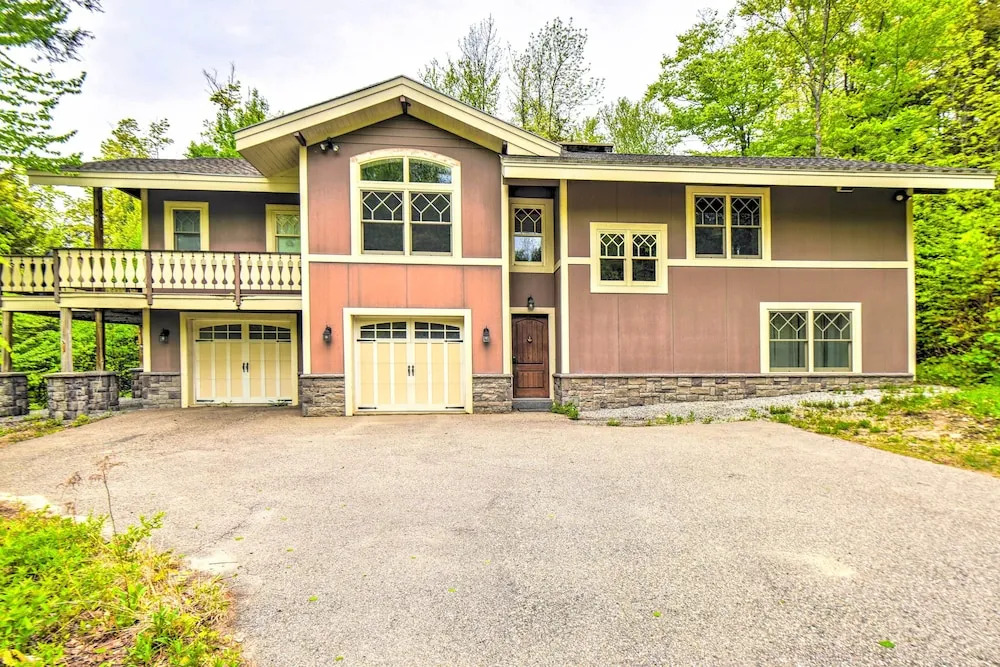Spacious Bartlett Home w/ Fireplace + Kitchen