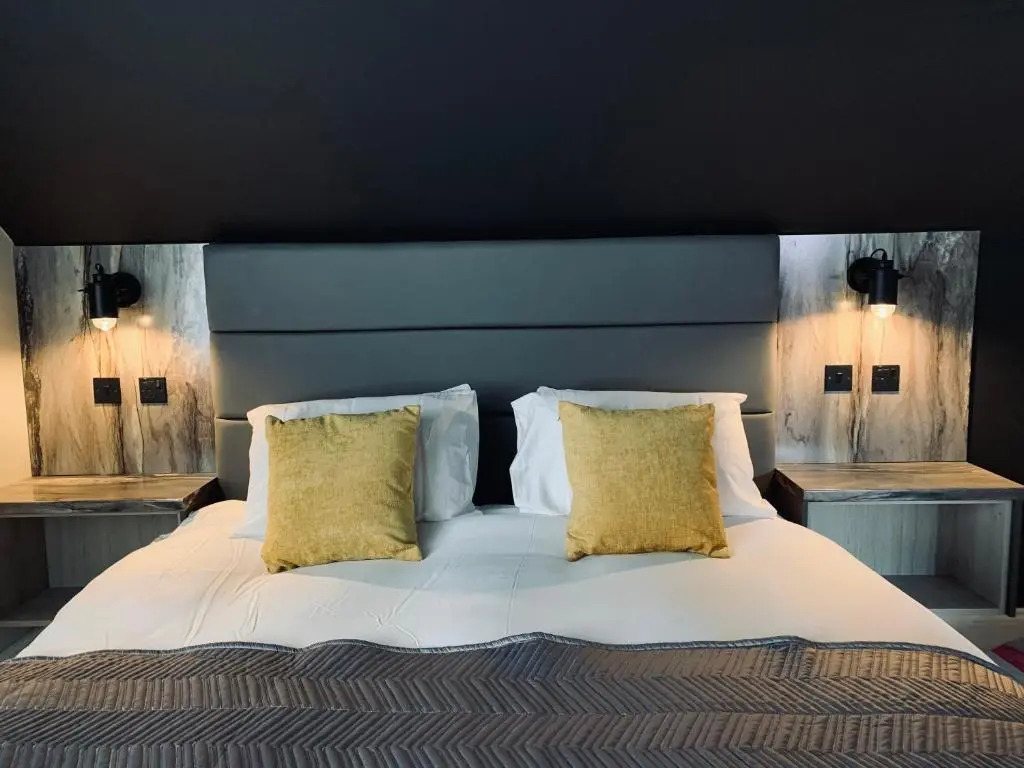 BREEZE SUITES - LUXURY GROUP ACCOM - SLEEPS 19