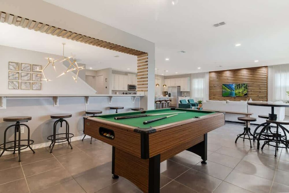 Upscale 9BR Stay With Pool and Themed Rooms