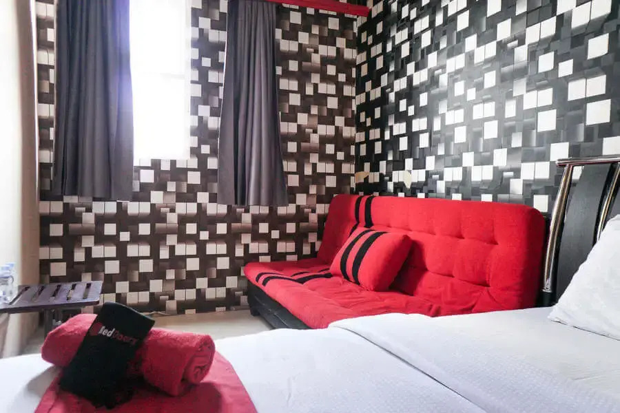 RedDoorz near Alun Alun Batu