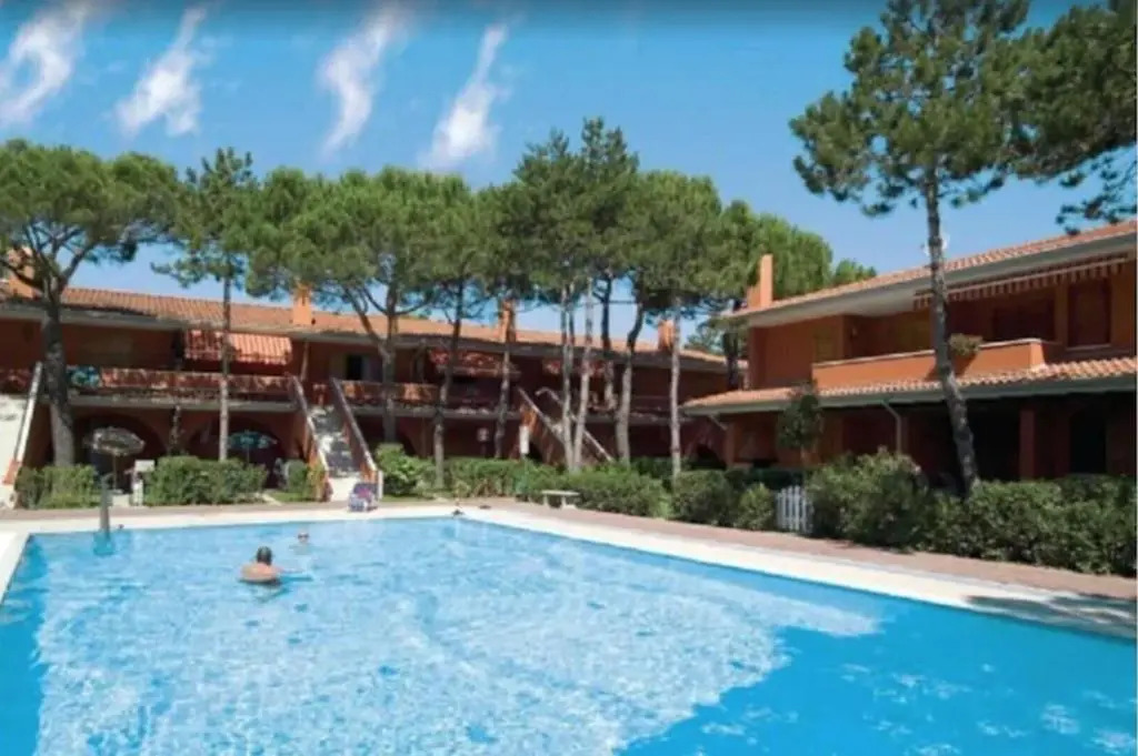 Flat in a poolside residence-Beahost