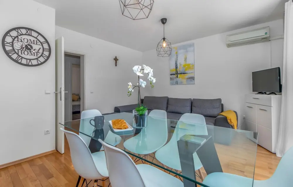 Amazing Apartment in Dramalj With 2 Bedrooms and Wifi
