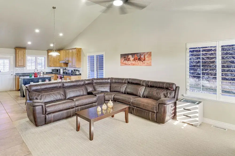 Hike, Golf & Ski: Family Home in South Jordan