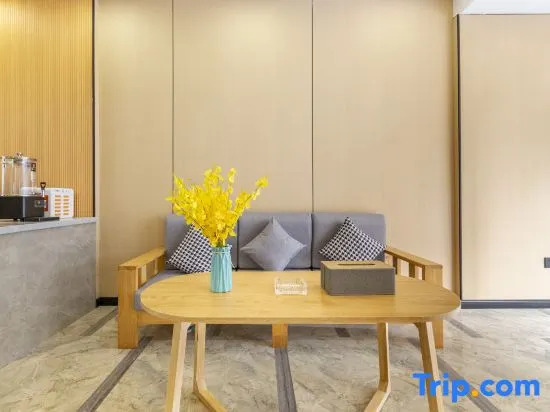 Yunqi Light Residence Hotel (Yisheng Square Pedestrian Street Branch)