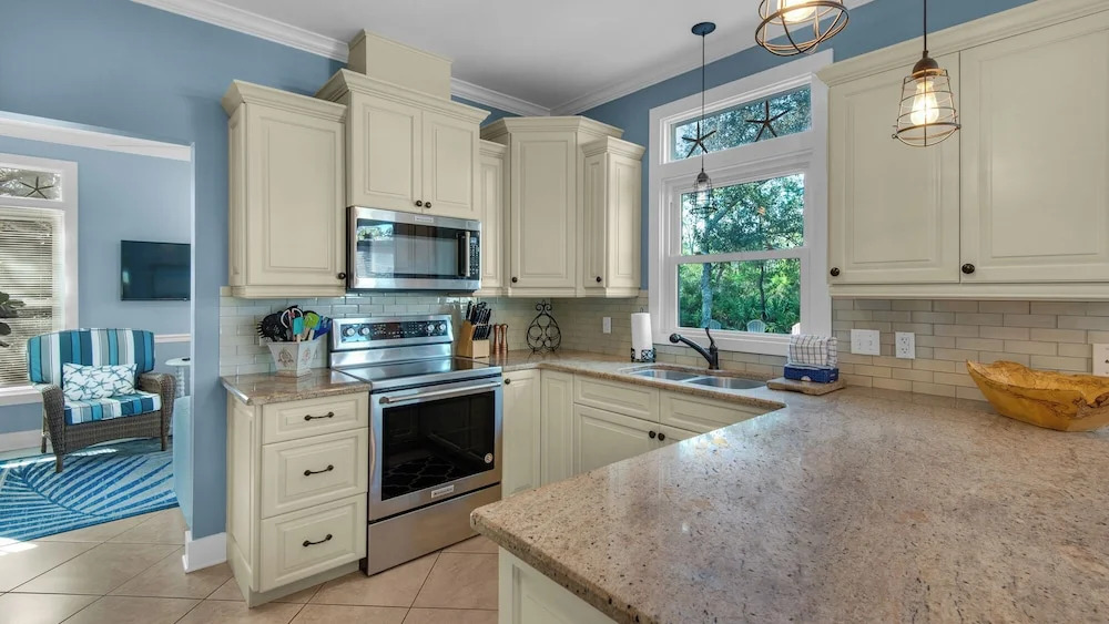 Spacious 3br, Dreamy Backyard, 2 Pools, 6-min Stroll to Beach