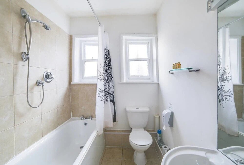 Bright 2 Bed in West Kensington W/balcony