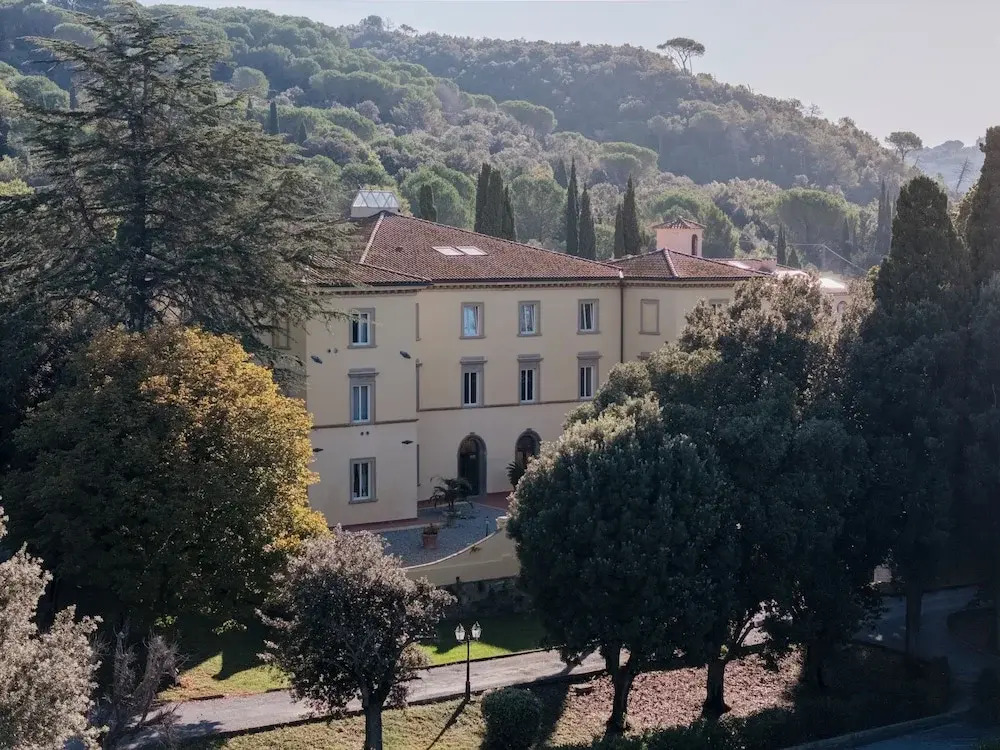 Hotel with swimming pool in Riparbella