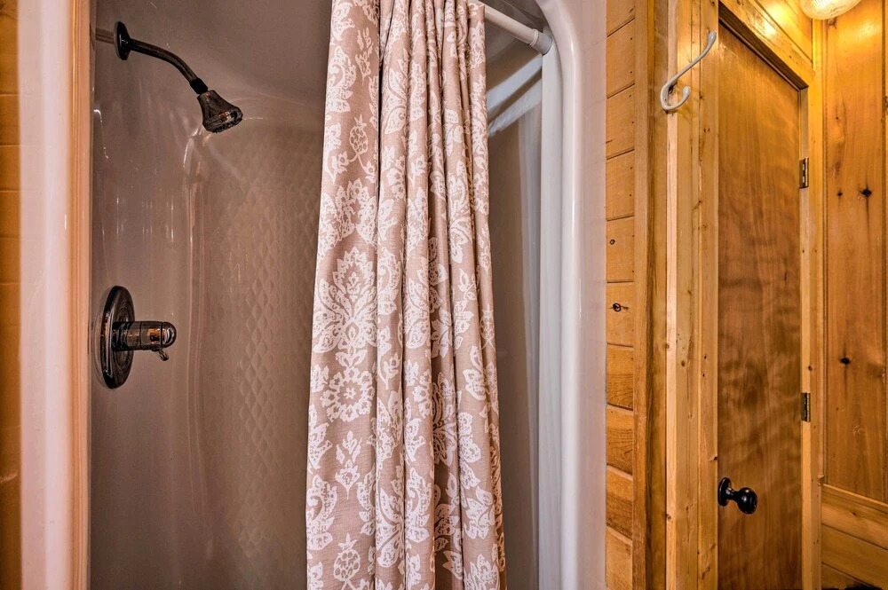 Ideally Located Broken Bow Cabin Private Hot Tub