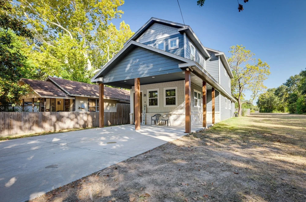 Pet-friendly Tomball Home: Walk to Main Street!