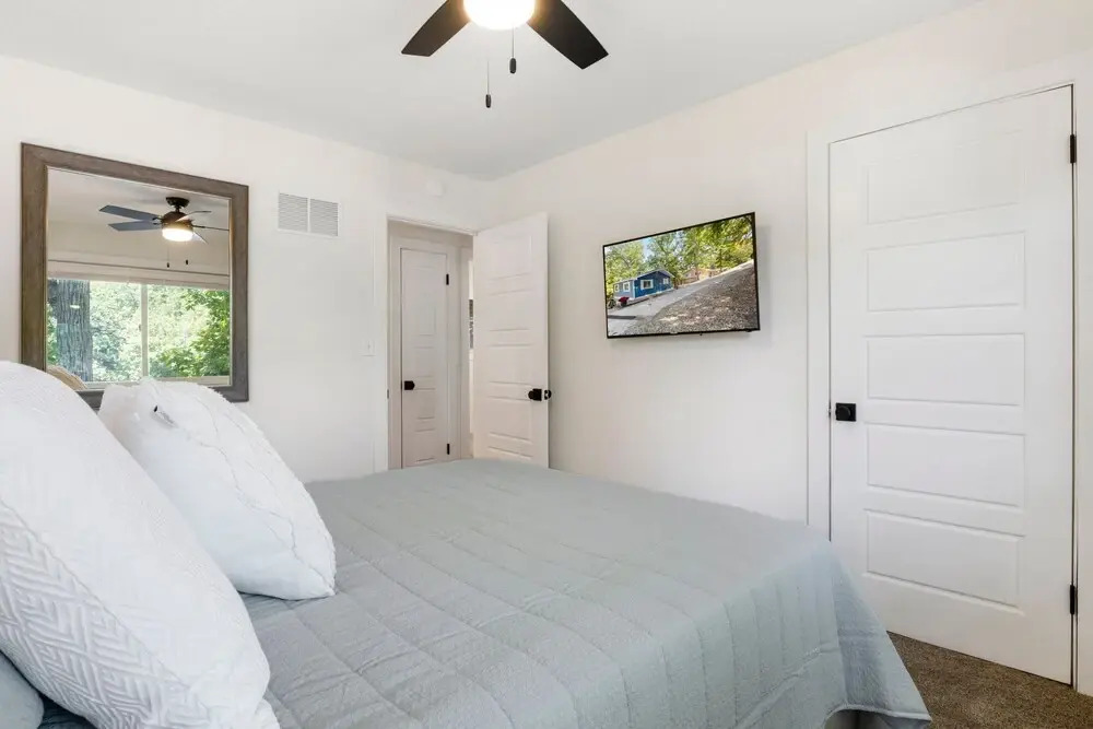 Minutes From the Strip - Nightlife and Dining!