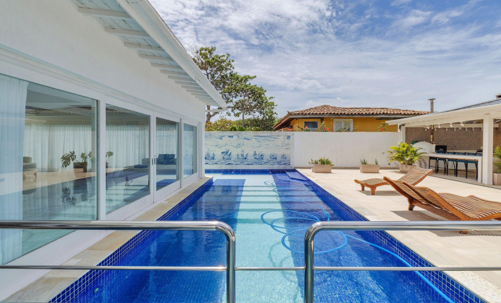Mansão Pé na Areia da Ferradura Por Luxury Rentals