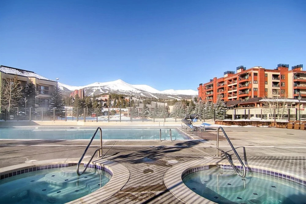 3 Bedroom Mountain Vacation Rental on Historic Downtown Main Street Within Walking Distance to Peak 9 Gondola
