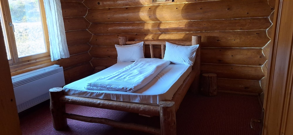 Chalet Rosehip Flowers 4-6 Traveling