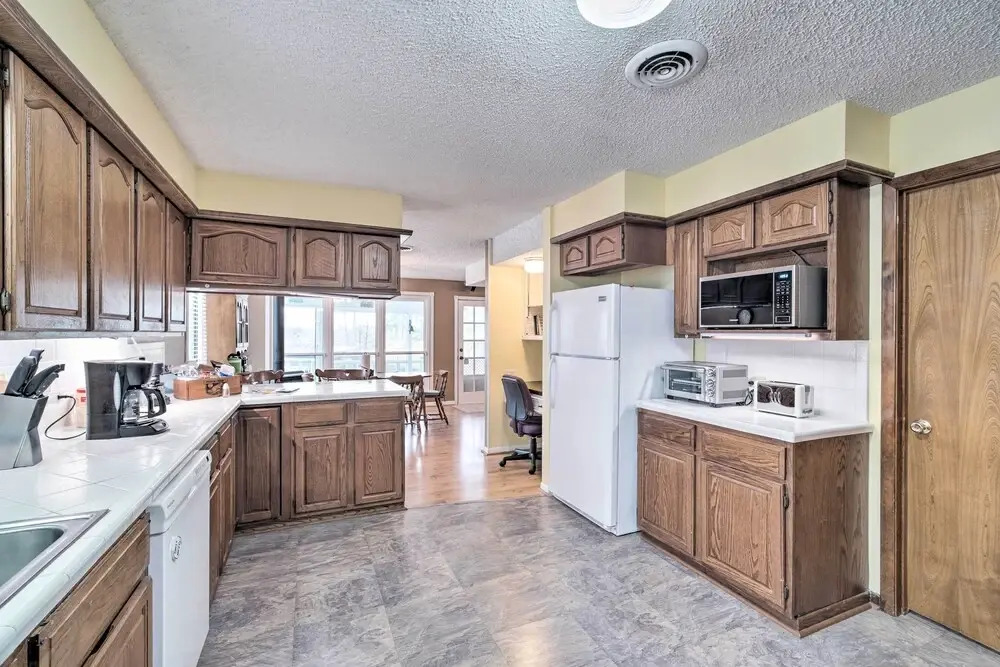 Lake Livingston Hideaway w/ Dock + Gas Grill!
