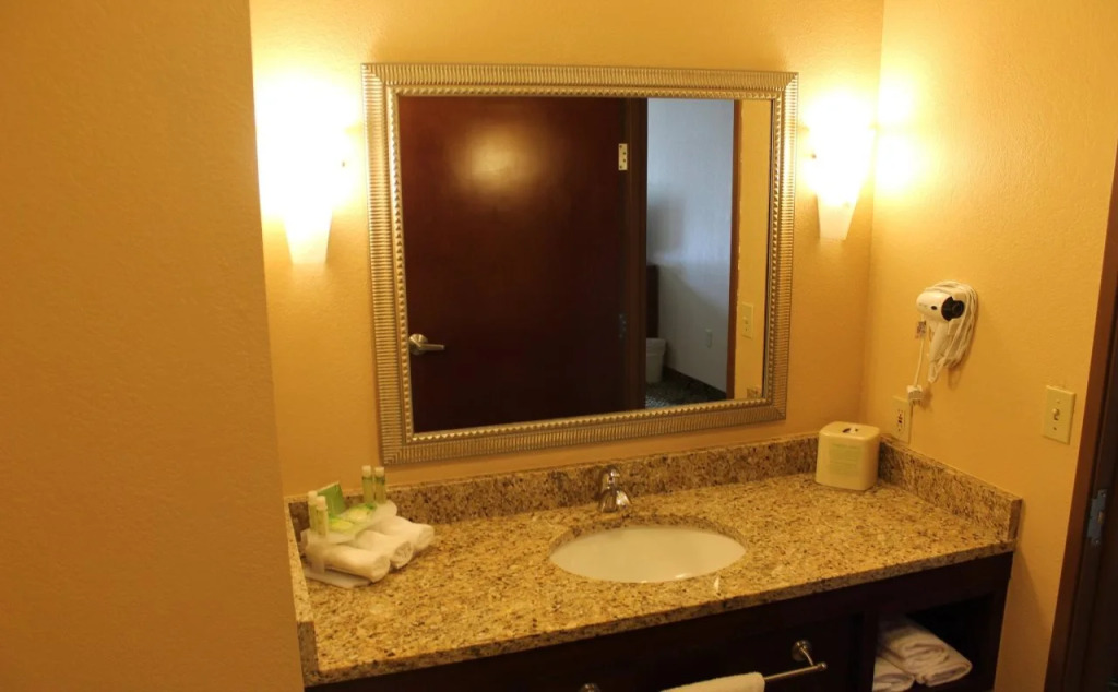Holiday Inn Express & Suites Starkville by IHG