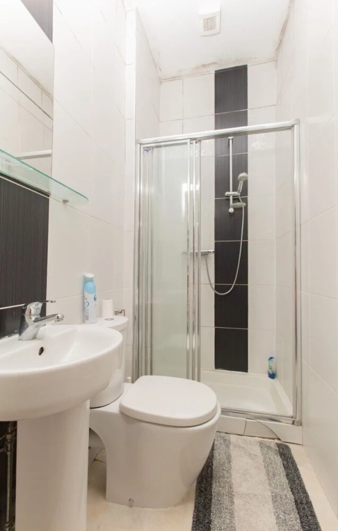 Spacious, Bright 5-br Flat for 10 in Edinburgh