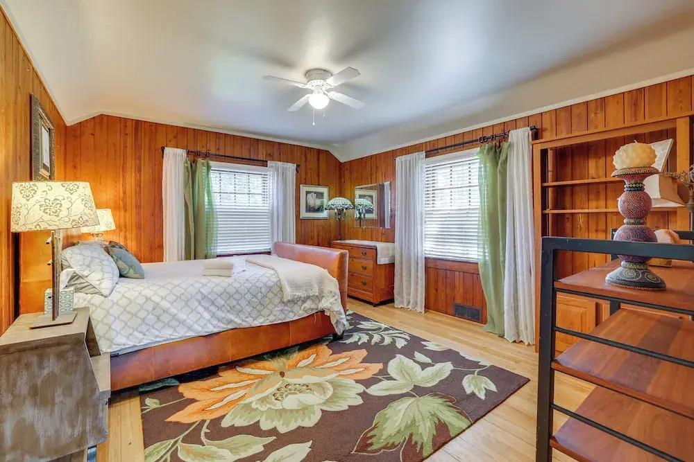 Unwind Fireside & Walk to Dtwn! Tyron Retreat
