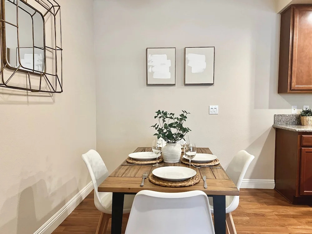 Relaxing 2-br Apt With Pool Hot Tub Gym and Basketball Court Access