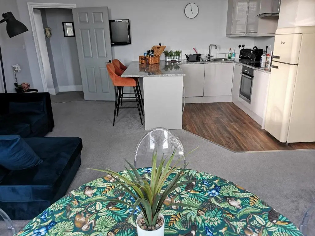 Upmarket 2 Bedroom Apartment With sea Views