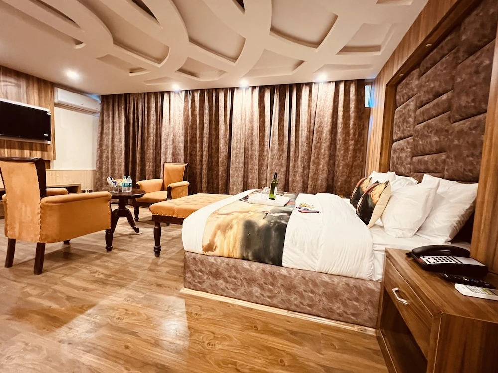 Hill River Resort By West Western -Property of the Year 2024-25 - Central Heated & Air Cooled, Near Mall Road