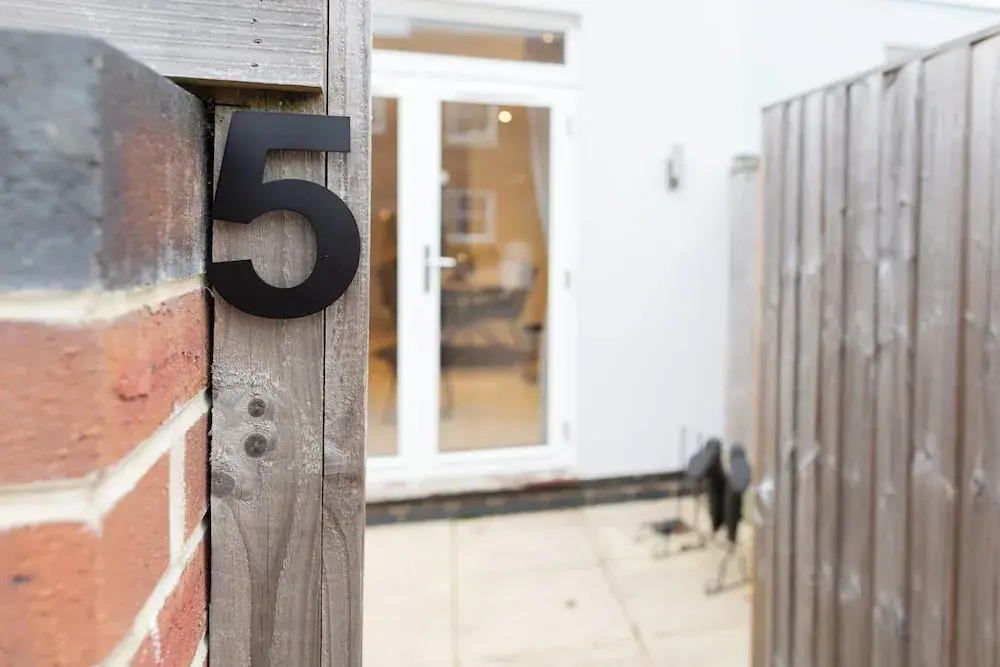 Stunning 2 BD with Patio & Free Parking