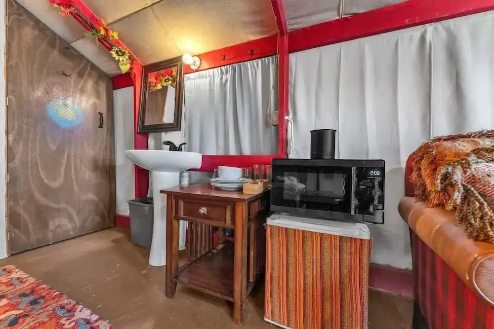 The Vines Retreat, Hot-tubs, Game Room, 10-mins to Downtown!