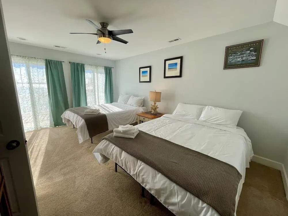 Big Waterfront House W/ Amazing View And Swim Deck 3 Bedroom Home