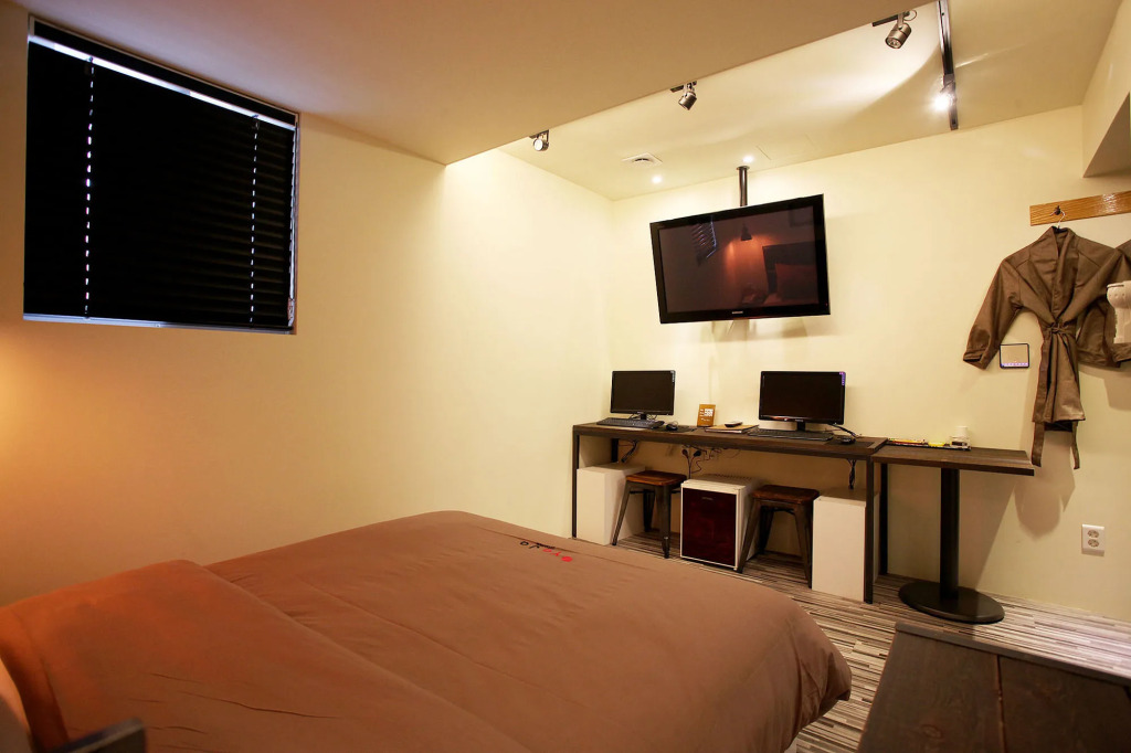 Achasan Station Wall Hotel